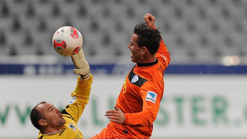 Gabor Kiraly (links) in Aktion. Gabor Kiraly (links) in Aktion.