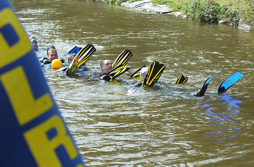 Mit Flossen die Isar runter: Beim Isarschwimmen kann man sich auch mal treiben lassen.