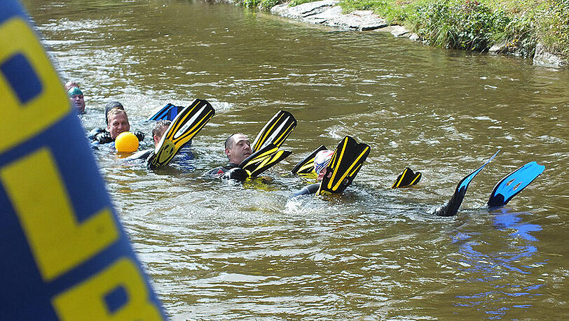 Mit Flossen die Isar runter: Beim Isarschwimmen kann man sich auch mal treiben lassen. Mit Flossen die Isar runter: Beim Isarschwimmen kann man sich auch mal treiben lassen.