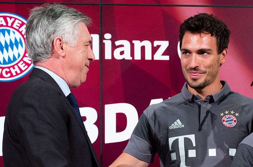 Schätzen sich: Hummels (r.) und Trainer Ancelotti.
