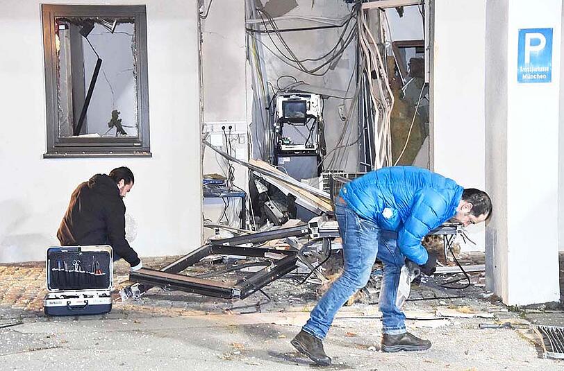Die Täter sprengten den Geldautomat in die Luft. Schaden erlitt aber vor allem das Gebäude.