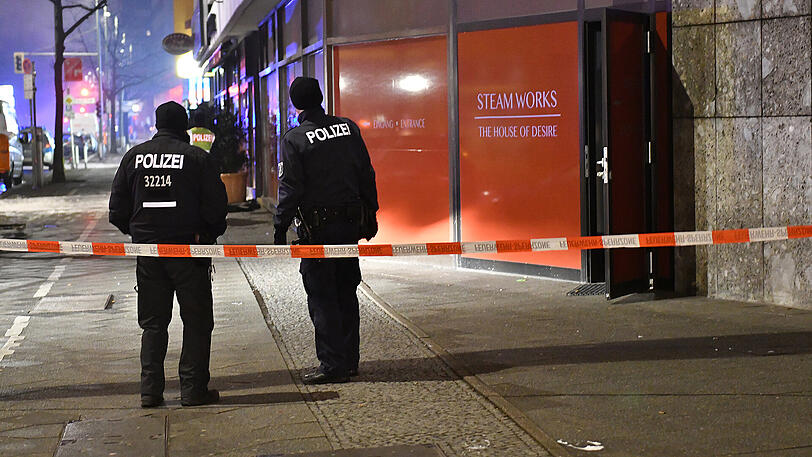 Die Ursache für das Feuer ist auch am nächsten Morgen noch unklar.
