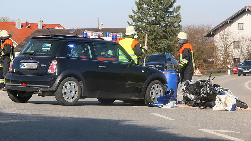 Der Motorradfahrer wurde verletzt und kam ins Krankenhaus. Die Bilder von der Unfallstelle.