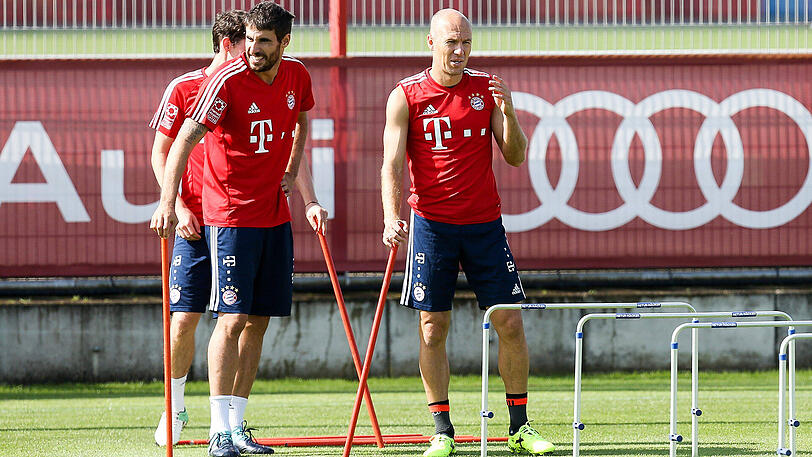 Javi Martínez und Arjen Robben (rechts).