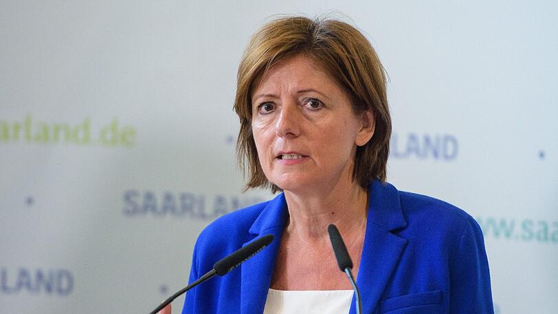 Malu Dreyer (SPD) spricht am Rande der Jahreskonferenz der Ministerpräsidenten der Länder im Schloss Halberg in Saarbrücken.