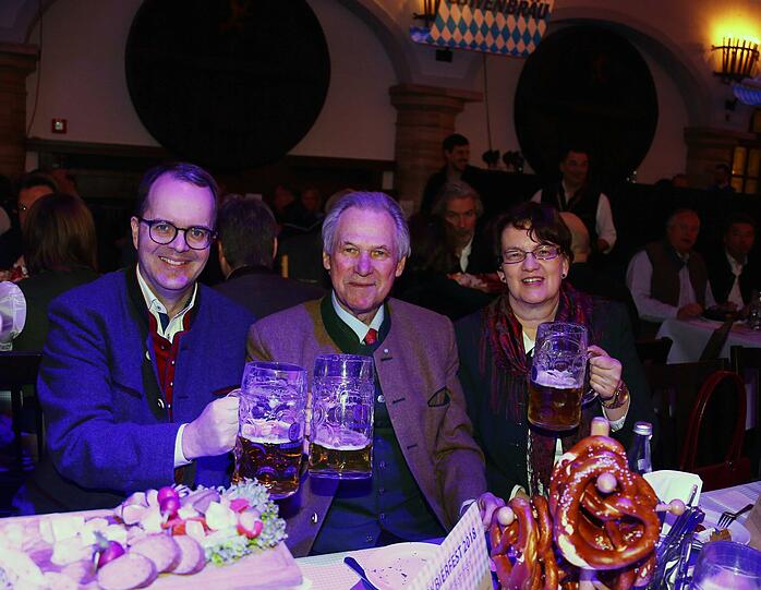 Die Starkbier-Saison ist eröffnet! Doch im Löwenbräukeller ging es nicht nur um den Hopfen-Smoothie, sondern auch um Politik!