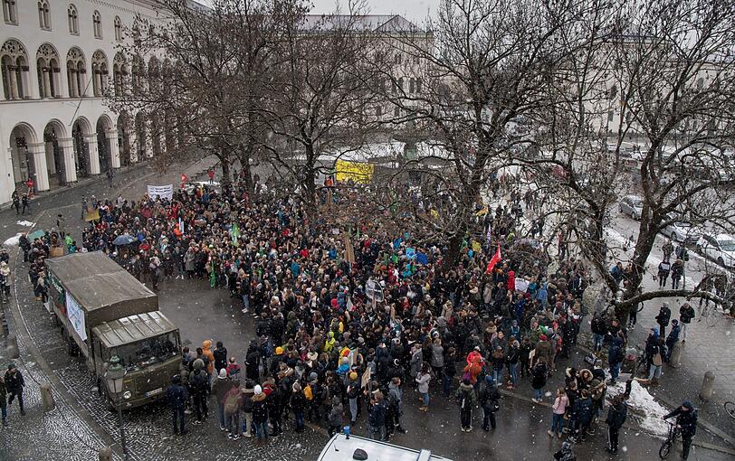 Die Schüler-Demo für Klimaschutz vor der Ludwig-Maximilians-Universität