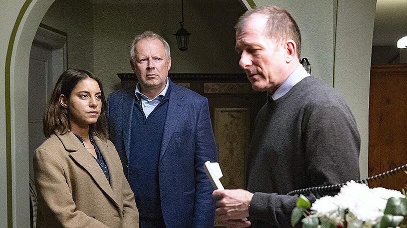 Tatort: Borowski und das Haus am Meer: Mila Sahin (Almila Bagriacik) und Borowski (Axel Milberg) mit Pastor Flemming (Martin Lindow)