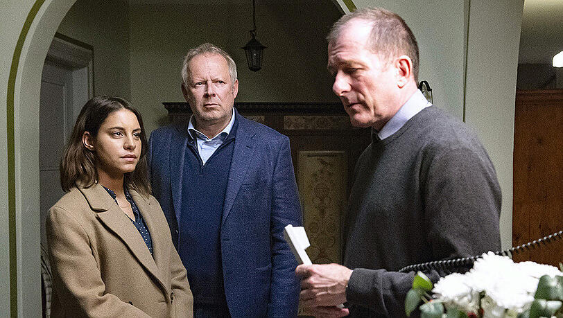 Tatort: Borowski und das Haus am Meer: Mila Sahin (Almila Bagriacik) und Borowski (Axel Milberg) mit Pastor Flemming (Martin Lindow) Tatort: Borowski und das Haus am Meer: Mila Sahin (Almila Bagriacik) und Borowski (Axel Milberg) mit Pastor Flemming (Martin Lindow)