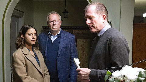 Tatort: Borowski und das Haus am Meer: Mila Sahin (Almila Bagriacik) und Borowski (Axel Milberg) mit Pastor Flemming (Martin Lindow)