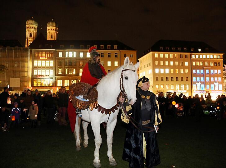 Leuchtende Augen und Lichterglanz: Beim Martinszug durch die Altstadt ging's vom Viktualienmarkt bis zum Dom. Der Breznreiter war auch dabei.