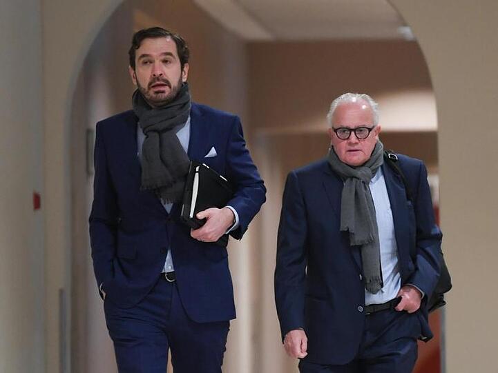 DFB-Präsident Fritz Keller (r) und DFB-Generalsekretär Friedrich Curtius auf dem Weg in die DFL-Mitgliederversammlung.