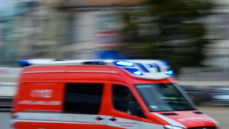 Ein Rettungsfahrzeug fährt während eines Einsatzes mit Blaulicht. Foto: Jens Büttner/zb/dpa/Archivbild Ein Rettungsfahrzeug fährt während eines Einsatzes mit Blaulicht. Foto: Jens Büttner/zb/dpa/Archivbild