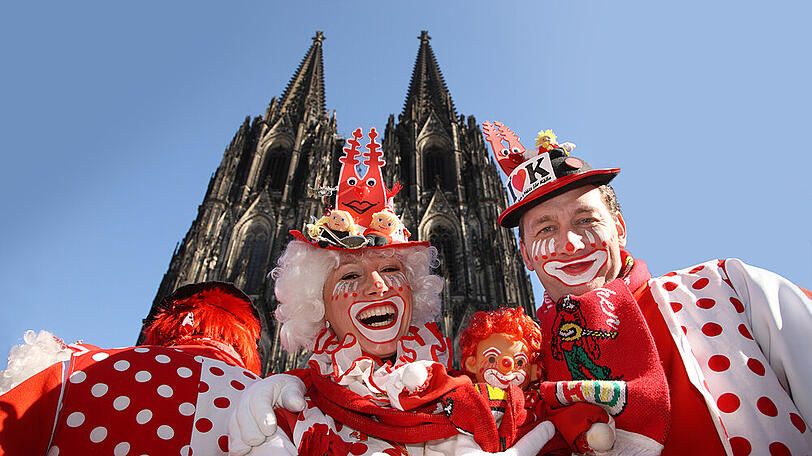 Szenen, die man vorerst nicht zu Gesicht bekommt: Jecken feiern vor dem Kölner Dom.