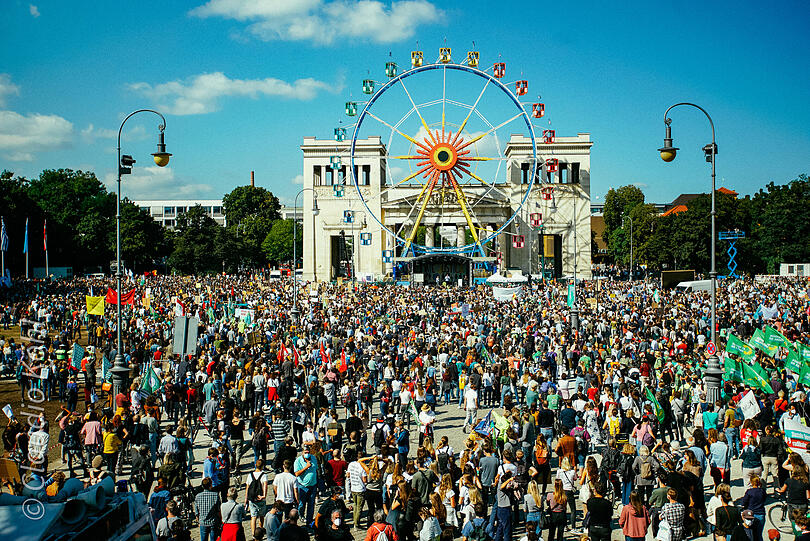 Rund 12.000 Menschen kamen nach Polizeiangaben auf den Münchner Königsplatz.