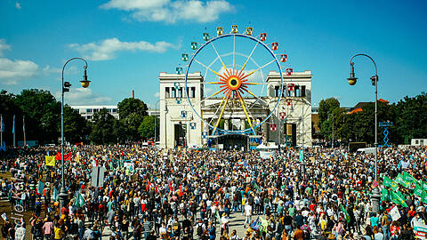 Rund 12.000 Menschen kamen nach Polizeiangaben auf den Münchner Königsplatz.