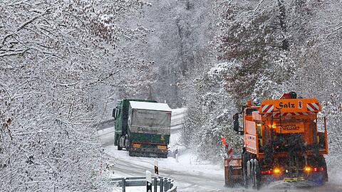 Ein R&auml;umfahrzeug des Winterdienstes ist in Baden-W&uuml;rttemberg im Einsatz. In&nbsp;Schleswig-Holstein und Niedersachsen kam es wegen Streiks hingegen zu Einschr&auml;nkungen.