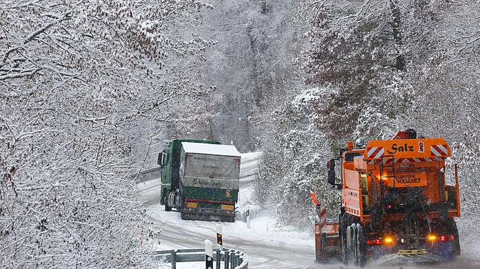 Ein Räumfahrzeug des Winterdienstes ist in Baden-Württemberg im Einsatz. In Schleswig-Holstein und Niedersachsen kam es wegen Streiks hingegen zu Einschränkungen.