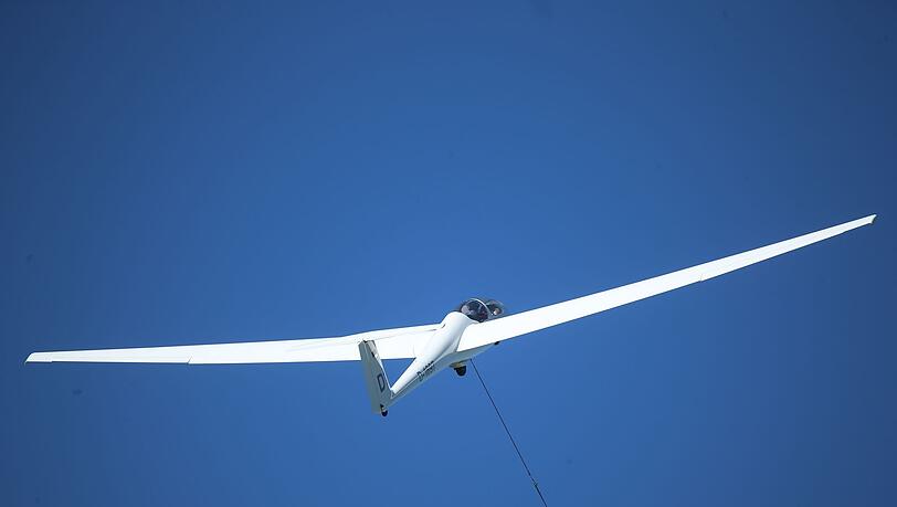 Der Pilot starb noch an der Ungl&uuml;cksstelle. (Symbobild)