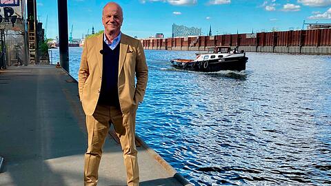 Der gebürtige Kasselaner Hubertus Meyer-Burckhardt war Regieassistent am Hamburger Thalia Theater, Kreativdirektor einer internationalen Werbeagentur, Vorstand bei Axel Springer und ProSiebenSat.1 und erfolgreicher Filmproduzent. Dem TV-Publikum ist er vor allem als Moderator der NDR Talk Show bekannt. Der gebürtige Kasselaner Hubertus Meyer-Burckhardt war Regieassistent am Hamburger Thalia Theater, Kreativdirektor einer internationalen Werbeagentur, Vorstand bei Axel Springer und ProSiebenSat.1 und erfolgreicher Filmproduzent. Dem TV-Publikum ist er vor allem als Moderator der NDR Talk Show bekannt.