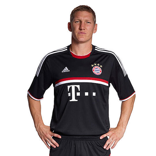 Das neue Shirt für den internationalen Wettbewerb ist bereits im Fanshop des FC Bayern erhältlich.