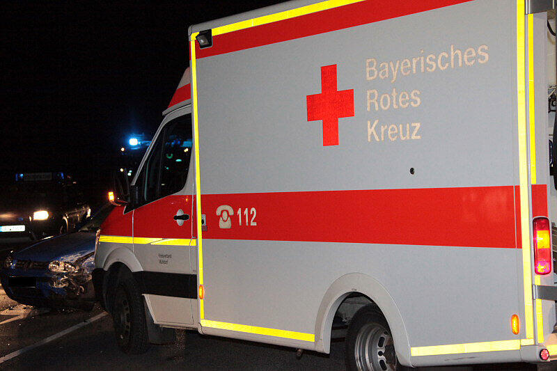 Ein Autofahrer nahm einem anderen bei der Einfahrt auf die Straße die Vorfahrt. Bei dem Unfall wurde eine Person leich verletzt.