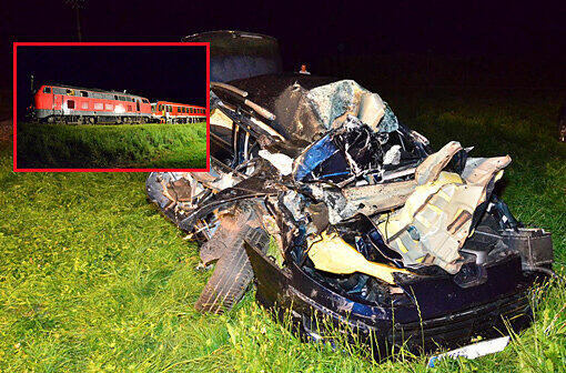 Eine Regionalbahn hat in Massing (Landkreis Rottal-Inn) ein Auto erfasst und in eine Wiese geschleudert. Bei dem Unfall am Montagabend wurden die 55-jährige Autofahrerin und ihre 72-jährige Beifahrerin schwer verletzt, wie die Polizei in Eggenfelden mitteilte. Sehen Sie hier die Bilder von der Unfallstelle.