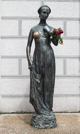 Die Julia-Statua steht am Alten Rathaus und ist Geschenk an die Stadt München aus Verona. Wer die Brüste der Statue berührt, soll ewige Liebe und Glück erfahren.