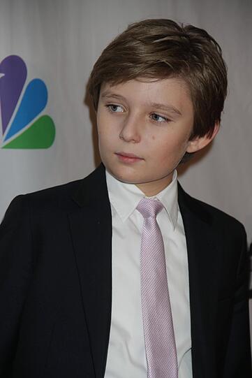 Barron Trump: Der Zehnjährige, der auf eine Privatschule in New York geht, ist der jüngste Sohn des Präsidenten und einziges gemeinsames Kind von Donald und Melania. Sein Lieblingshobby: Golfen mit Papa. Sein Vorbild: Natürlich sein Vater - deshalb wird er von seiner Mutter auch "little Donald" genannt. Zudem trägt er laut seiner Mutter lieber Schlips und Anzug anstatt Shorts.
Im "Trump Tower" hat Barron eine Etage ganz für sich allein - da wächst also ein echter Trump heran.
