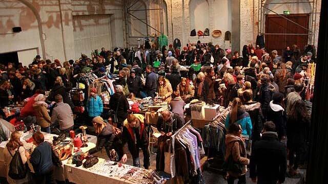Der MIDNIGHTBAZAR ist mehr als nur Flohmarkt. Von 17 Uhr bis Mitternacht wird vor allem gefeiert und getanzt. Am 1. April steigt die Shoppingparty im Postpalast.