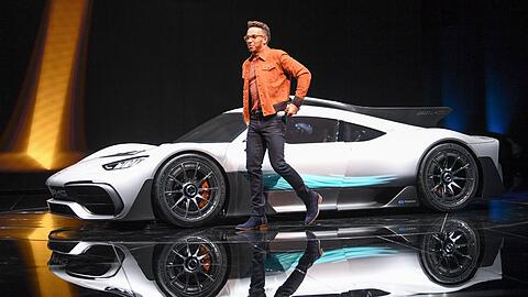 &bdquo;Er fällt definitiv auf mit seinen Klamotten&ldquo;, sagt Formel-1-Experte Timo Glock über den britischen Superstar Lewis Hamilton.