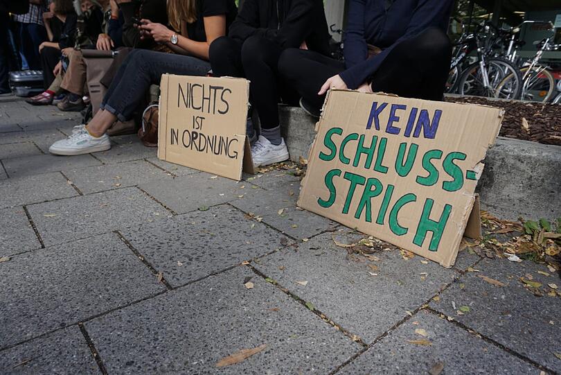Protestplakate vor dem Gerichtsgebäude.