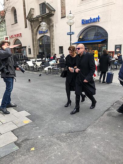 Heino Ferch und Ehefrau Marie-Jeanette verabschieden sich von Joseph Vilsmaier.