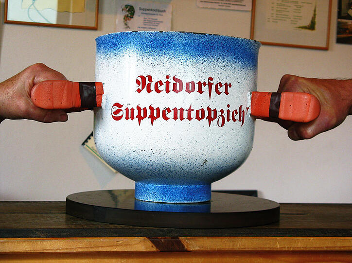 Im Neudorfer Suppenmuseum: heiteres Wettziehen mit dem Suppentopf
