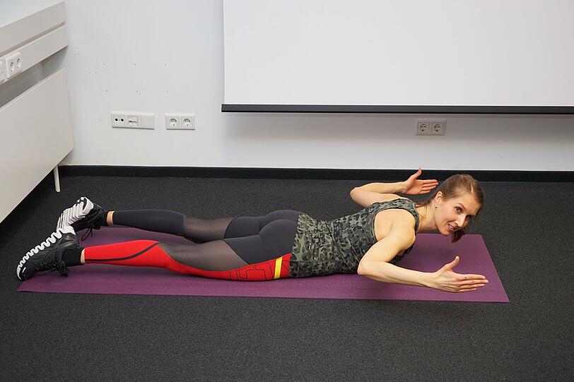 Fitness-Trainerin Viera Scheyer
macht die Übung vor. Der Rumpf-
heber ist wirklich nicht schwer.