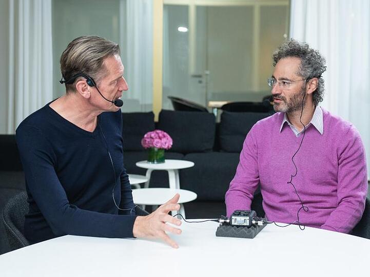 Springer-Konzernchef Mathias Döpfner (l.) spricht mit dem Mitgründer und Chef der Datenanalyse-Firma Palantir, Alexander Karp.