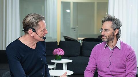 Springer-Konzernchef Mathias Döpfner (l.) spricht mit dem Mitgründer und Chef der Datenanalyse-Firma Palantir, Alexander Karp.