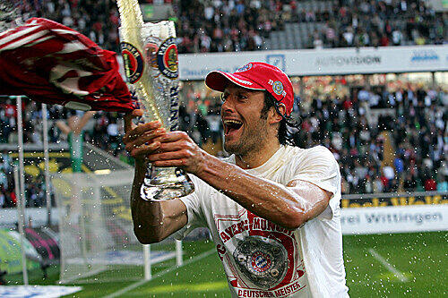 Luca Toni genehmigt sich eine Weißbierdusche.