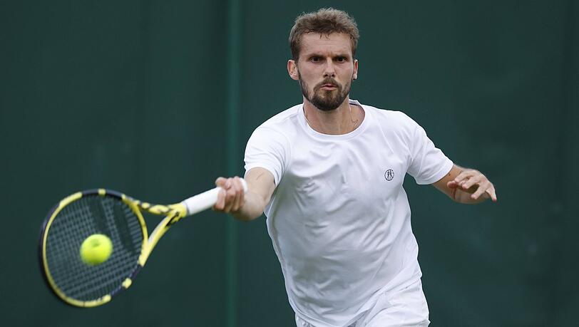Expresslieferung: Oscar Otte tritt wegen eines Gepäckfehlers in Wimbledon mit Ersatzschuhen desselben Typs (aber komplett in Weiß) an.