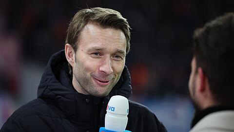 Leverkusens Geschäftsführer Simon Rolfes geht entspannt mit den Spekulationen um seinen Chefcoach Xabi Alonso um.