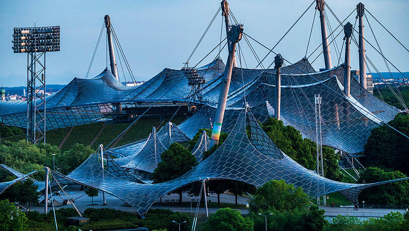 Die berühmte gläserne Zeltkonstruktion des Olympiastadions – werden hier noch einmal Spiele stattfinden? Die berühmte gläserne Zeltkonstruktion des Olympiastadions – werden hier noch einmal Spiele stattfinden?
