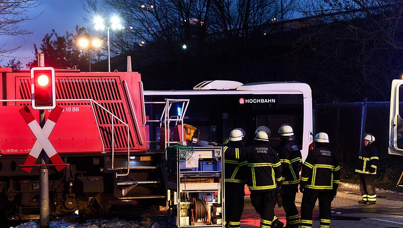 Schwerer Unfall mit Linienbus und Lokomotive in Hamburg.