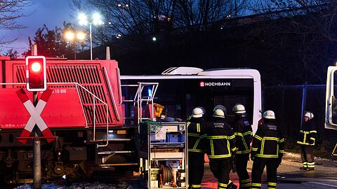 Es gab einen schweren Unfall mit einem Linienbus und einer Lokomotive in Hamburg.