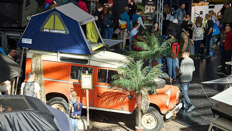 Drei Hallen auf der Reisemesse "Free" zeigen alles rund um Caravaning und Camping &ndash; auch witzige Zelte auf dem Autodach.