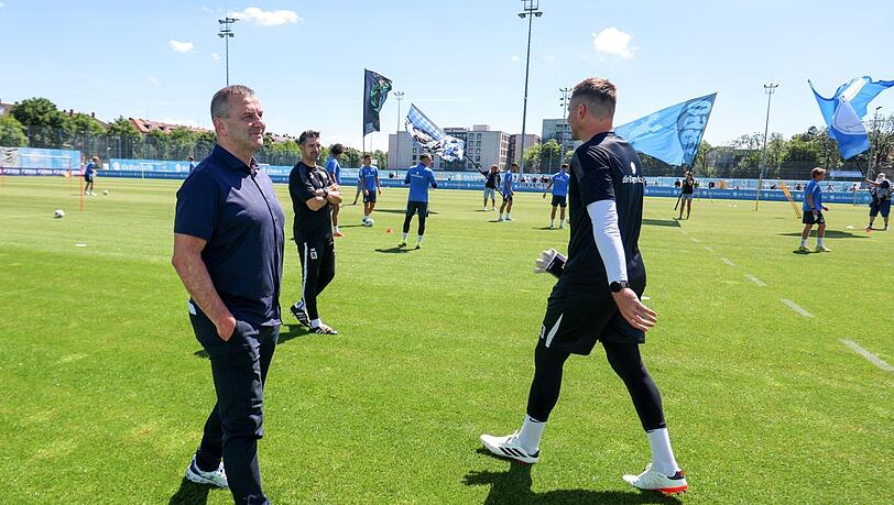 Wehende Fahnen beim 1860-Trainingsauftakt - zwei Wochen sp&auml;ter l&auml;uft die Insolvenz der KGaA. Gesch&auml;ftsf&uuml;hrer Paula (dahinter Trainer Kayabunar und Torwarttrainer Eicher, v.l.) soll s&auml;mtliche Mitarbeiter nicht fr&uuml;hzeitig informiert haben.
