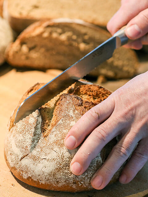 Das Brotmesser fiel dem Verd&auml;chtigen gleich mehrmals aus der Jackentasche. Ein Zeuge rief die Polizei. (Symbolbild)