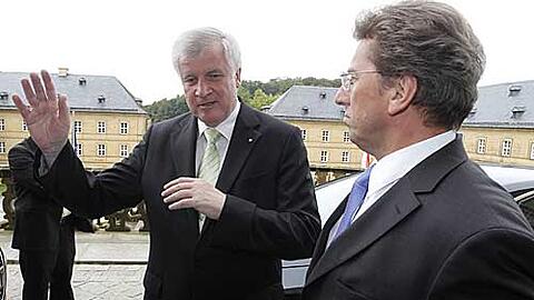 Der bayerische Ministerpraesident Horst Seehofer (CSU, l.) und der CSU-Fraktionsvorsitzende im Bayerischen Landtag, Georg Schmid