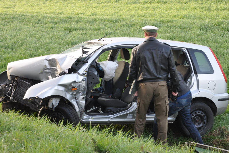 Bei Altötting ist ein Pkw-Fahrer von der Fahrbahn abgekommen und gegen einen Baum geprallt. Der Mann starb noch an der Unfallstelle. Die Bilder vom Horror-Unfall