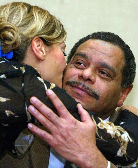 Nach dem gewaltsamen Tod seines Steuerberaters hatte Kaufmann (im Bild mit Tochter Eva) zunächst ein Geständnis abgelegt und war 2002 zu 15 Jahren Haft wegen schwerer räuberischer Erpressung mit Todesfolge verurteilt worden.
