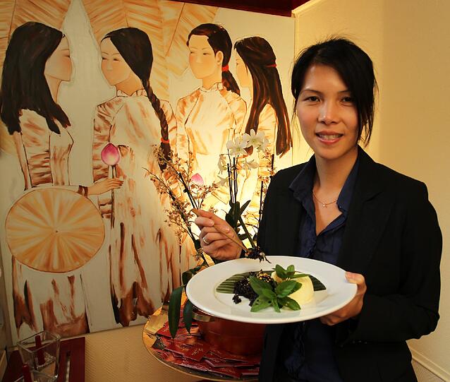 Süßer Einklang: Kim Vo zeigt das &bdquo;Ying und Yang&ldquo; &mdash; schwarzer 
Klebreis mit Blattgold, dazu Vanilleeis.